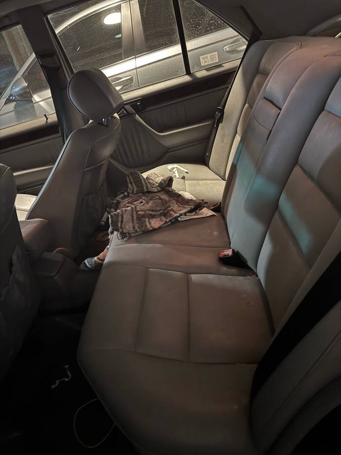 Mercedes-benz-e-class-1992-black-5