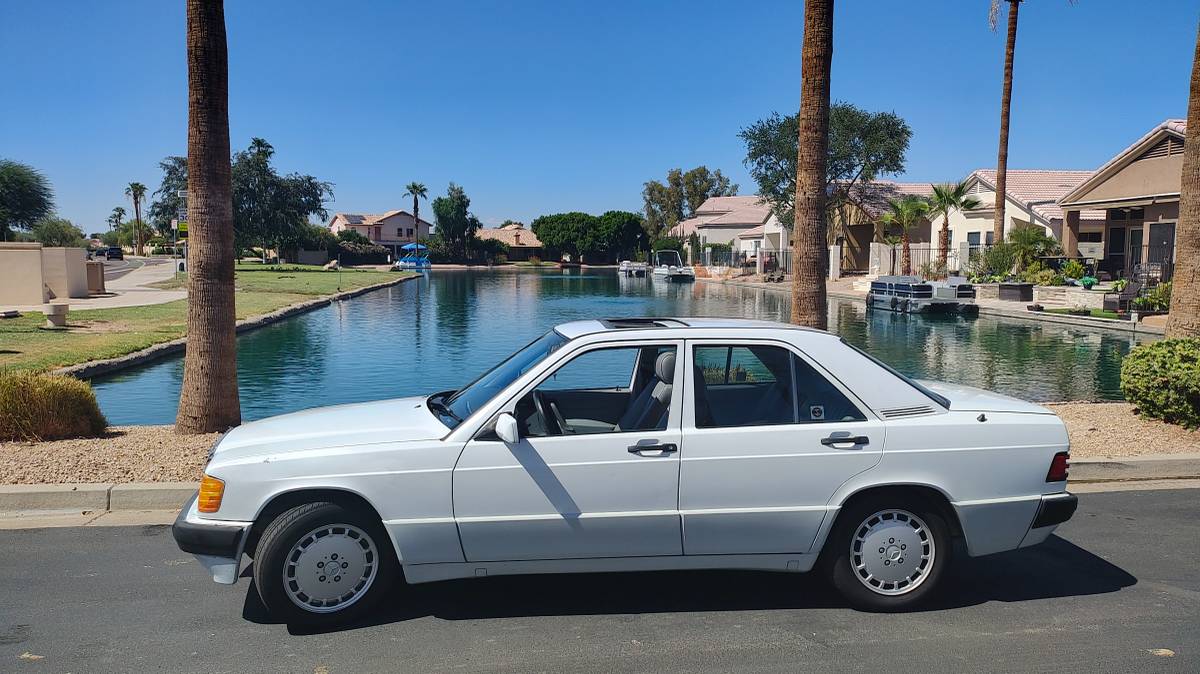 Mercedes-benz-e-class-1992-white-1