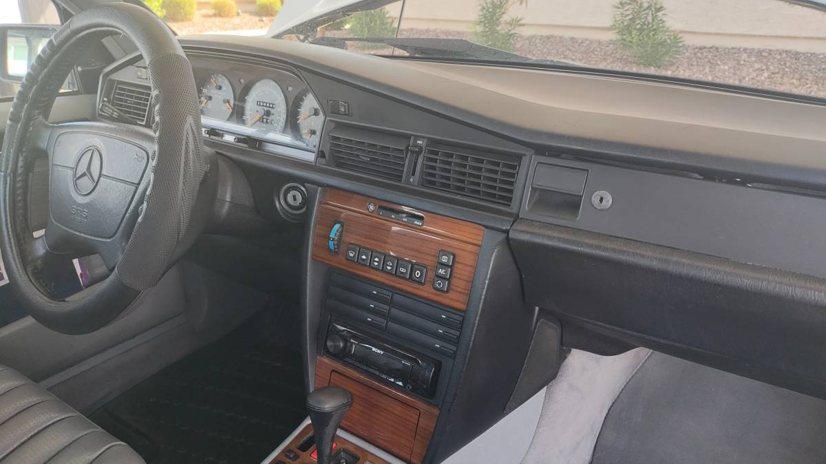 Mercedes-benz-e-class-1992-white-9