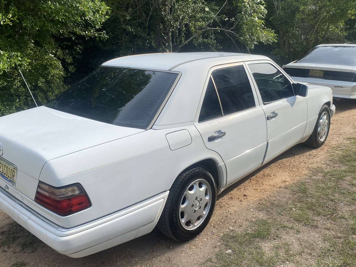 Mercedes-benz-e-class-1994-white-15