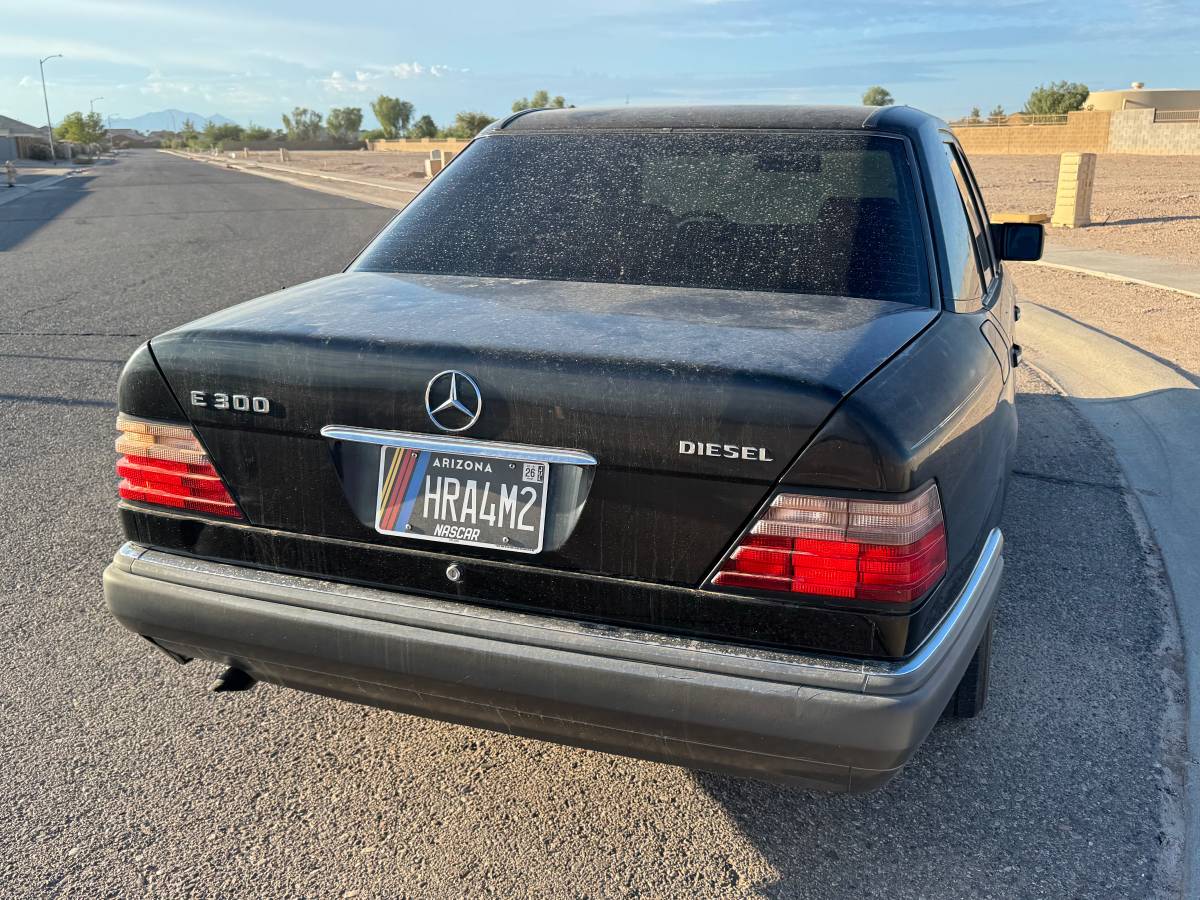 Mercedes-benz-e300-diesel-1995-black-14
