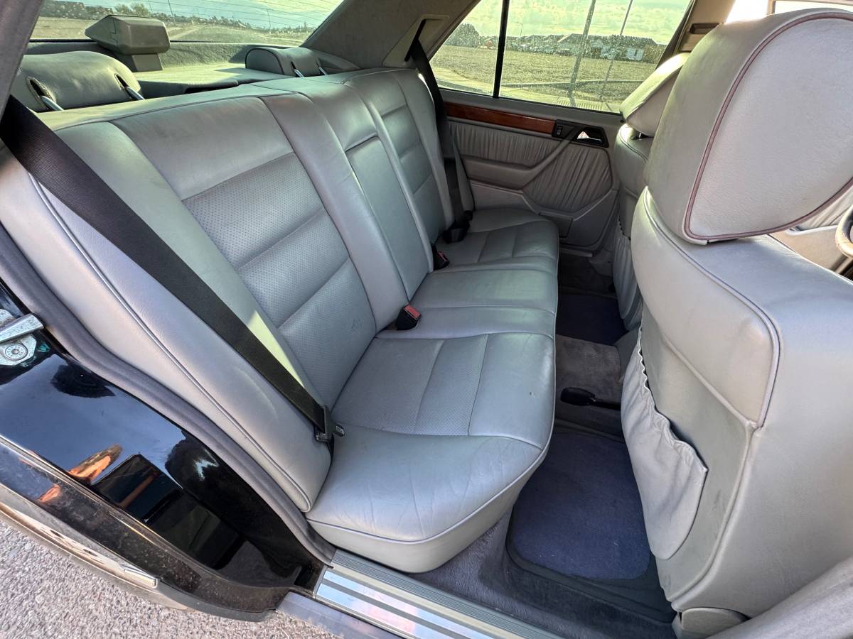 Mercedes-benz-e300-diesel-1995-black-17