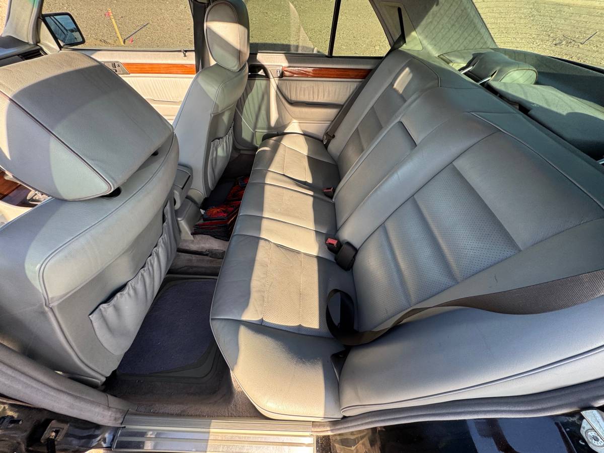 Mercedes-benz-e300-diesel-1995-black-4