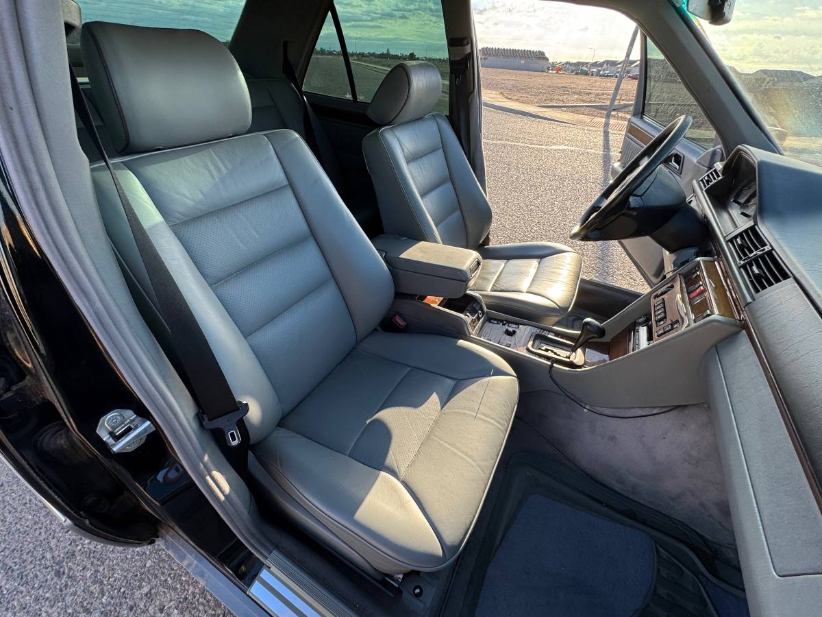 Mercedes-benz-e300-diesel-1995-black-6