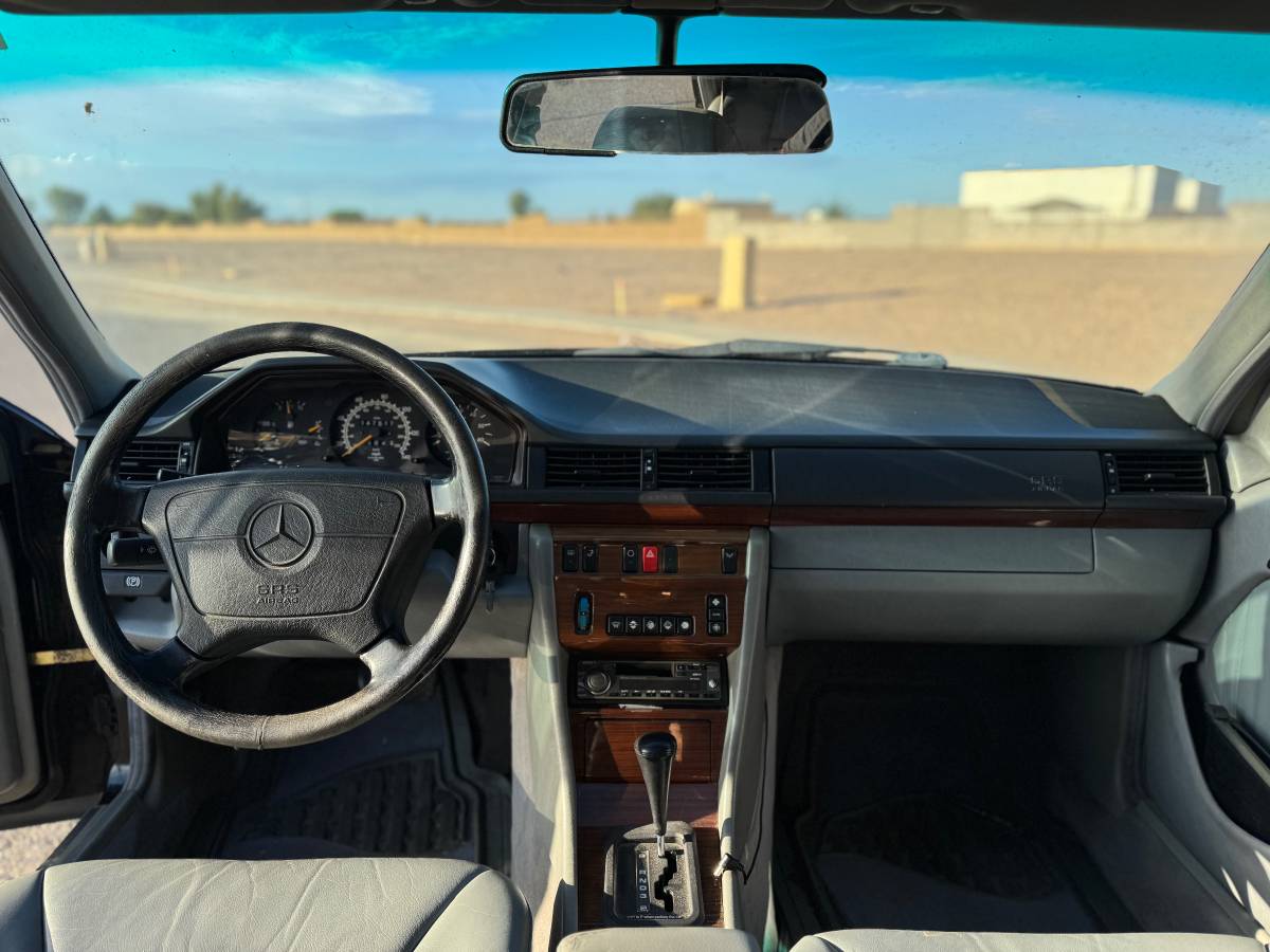 Mercedes-benz-e300-diesel-1995-black-7