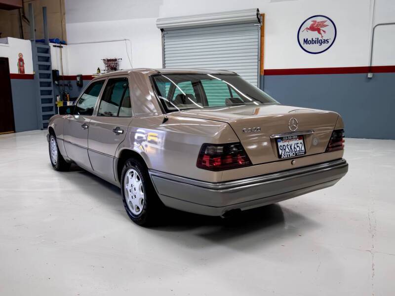 Mercedes-benz-e320-1994-11