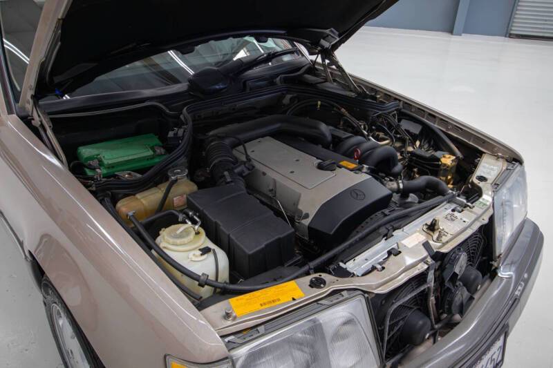 Mercedes-benz-e320-1994-3