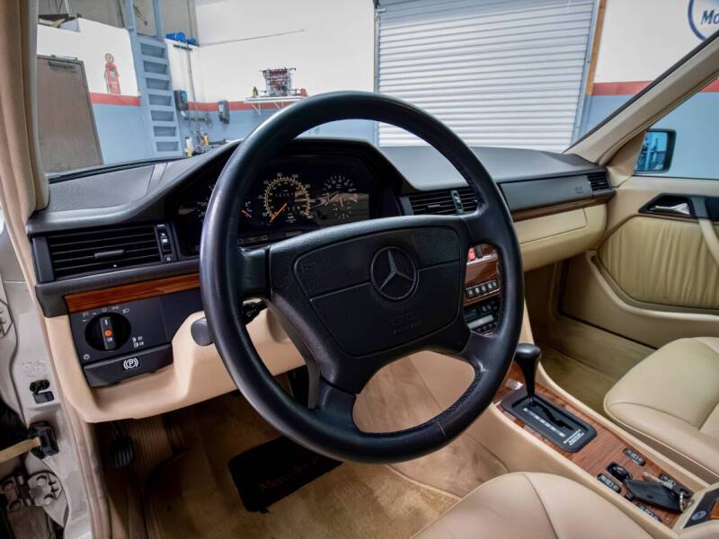 Mercedes-benz-e320-1994-4