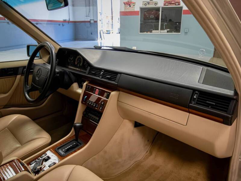 Mercedes-benz-e320-1994-5