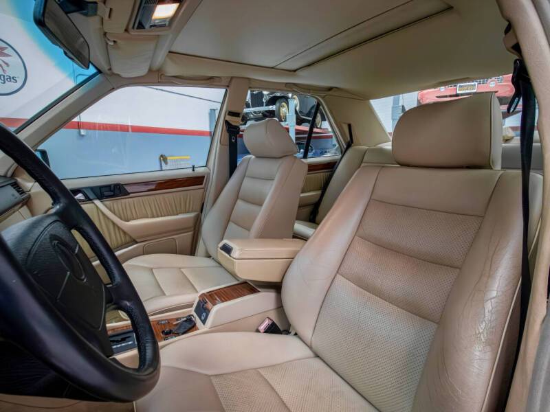 Mercedes-benz-e320-1994-6