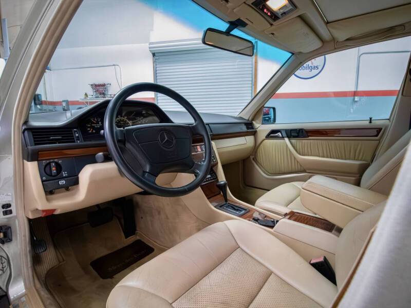 Mercedes-benz-e320-1994-7