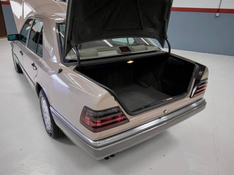 Mercedes-benz-e320-1994-8