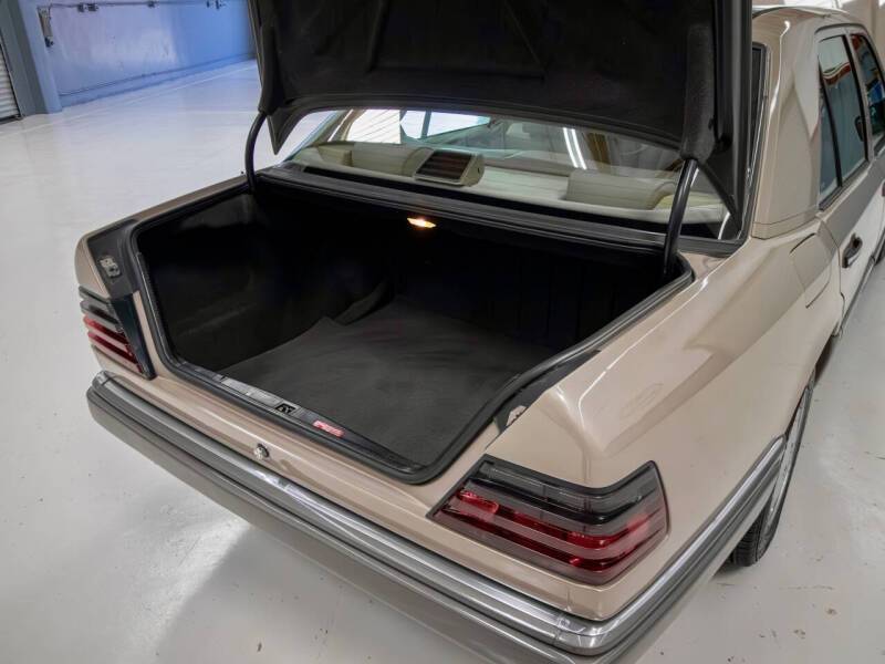 Mercedes-benz-e320-1994-9