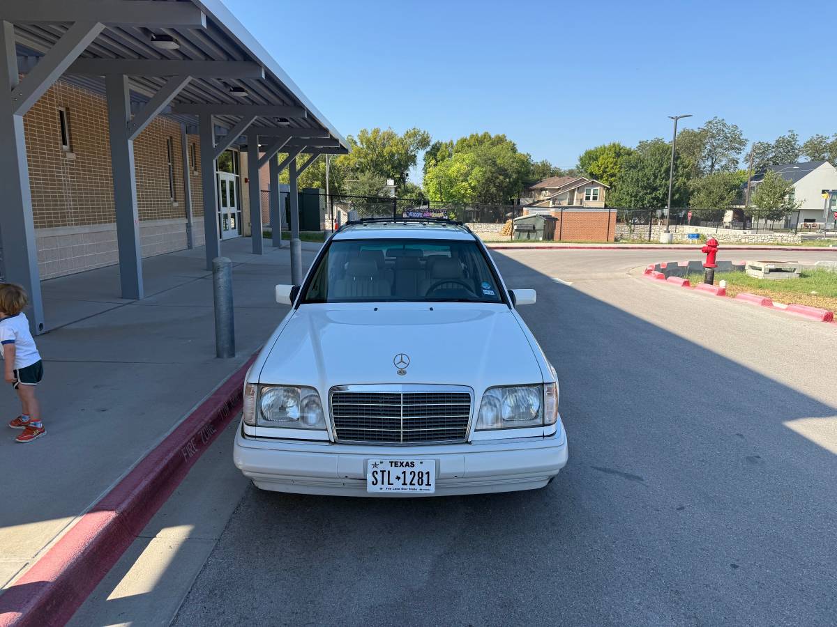 Mercedes-benz-e320-1995-white-1