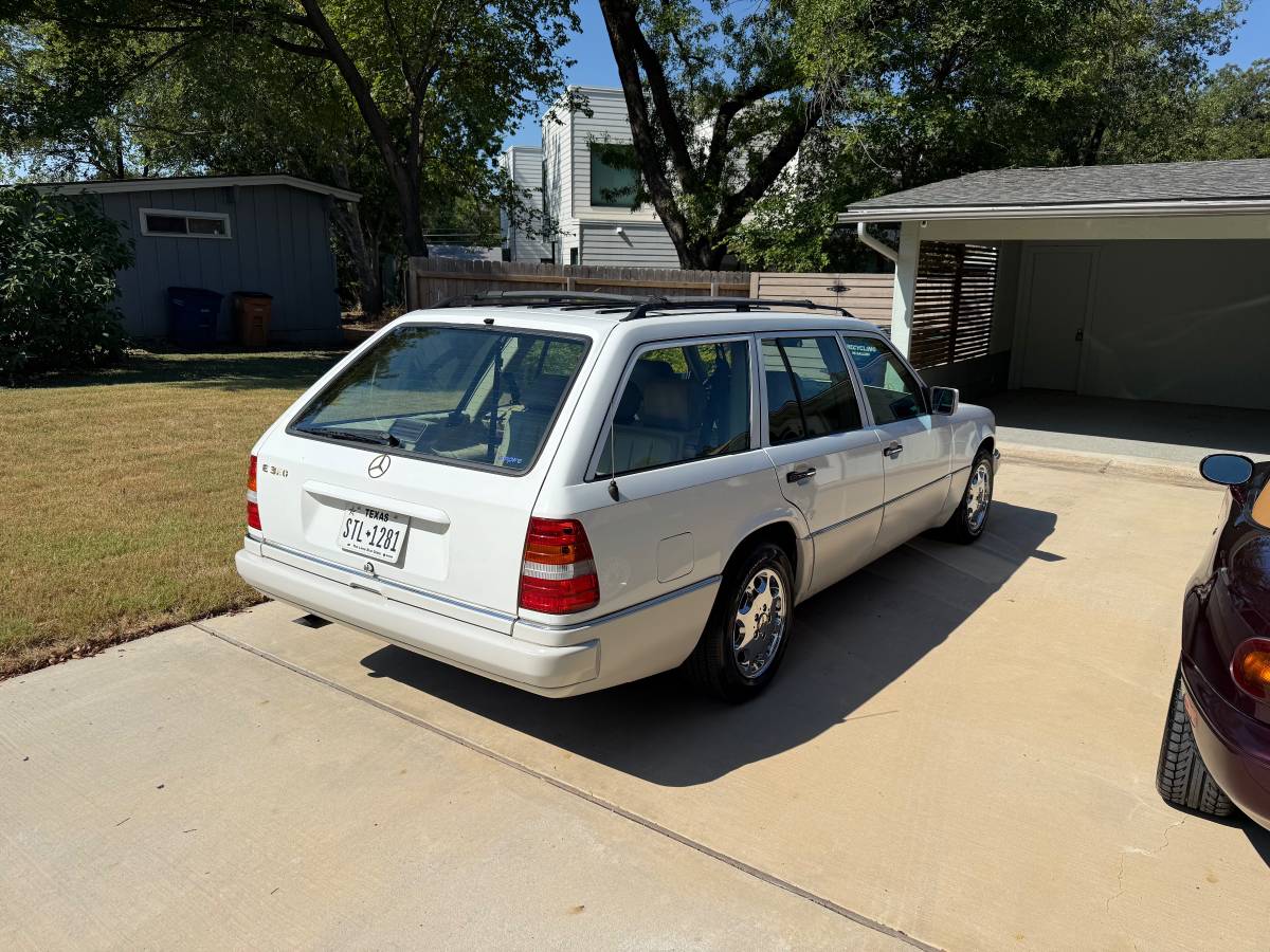 Mercedes-benz-e320-1995-white-13