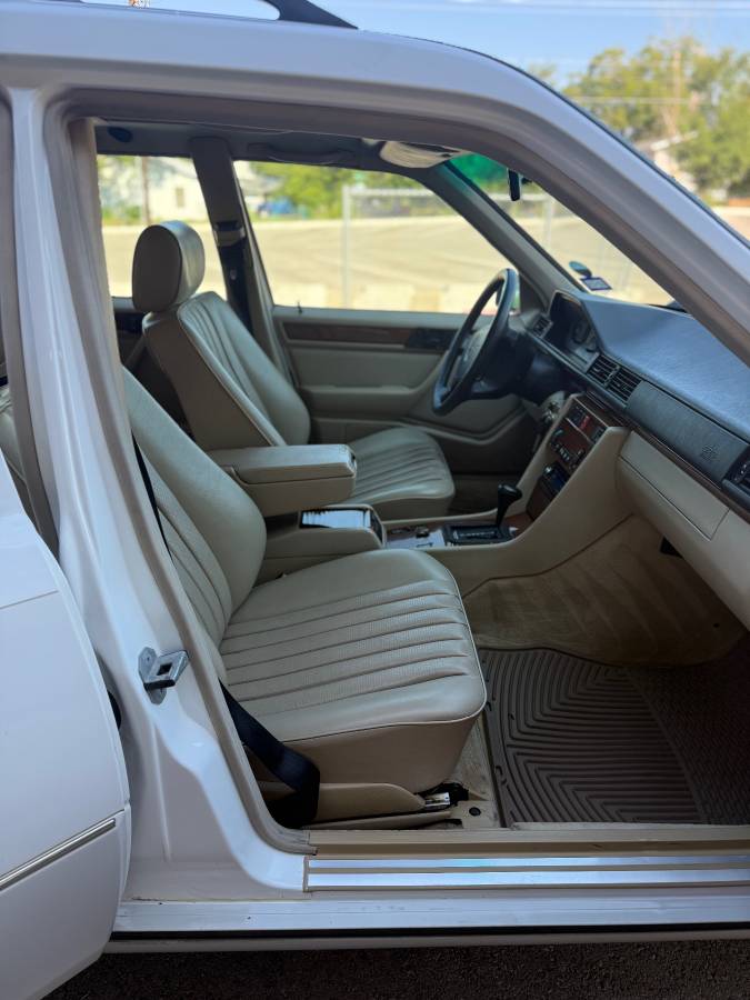 Mercedes-benz-e320-1995-white-6