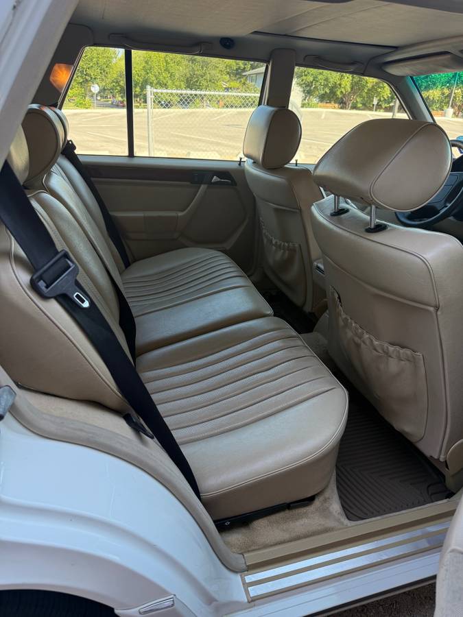Mercedes-benz-e320-1995-white-7