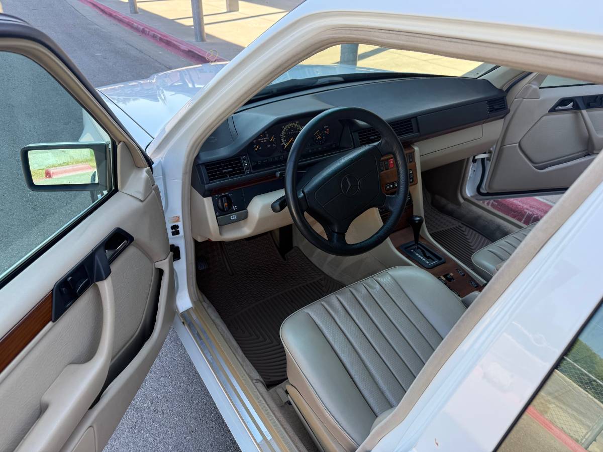 Mercedes-benz-e320-1995-white-9