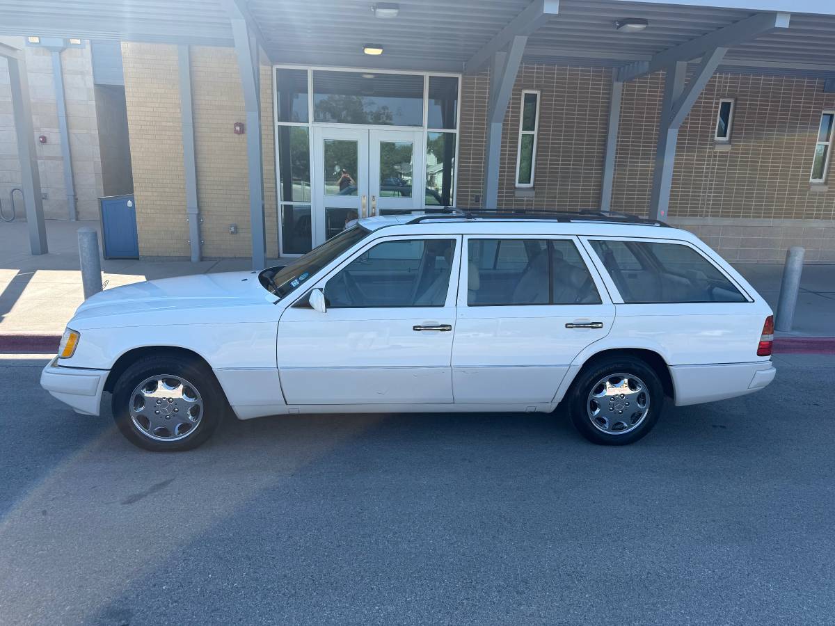 Mercedes-benz-e320-1995-white