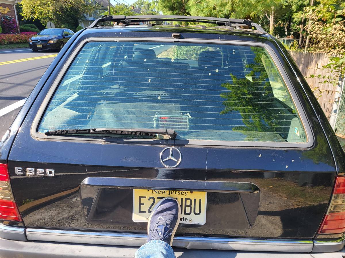 Mercedes-benz-e320-wagon-1995-black-6