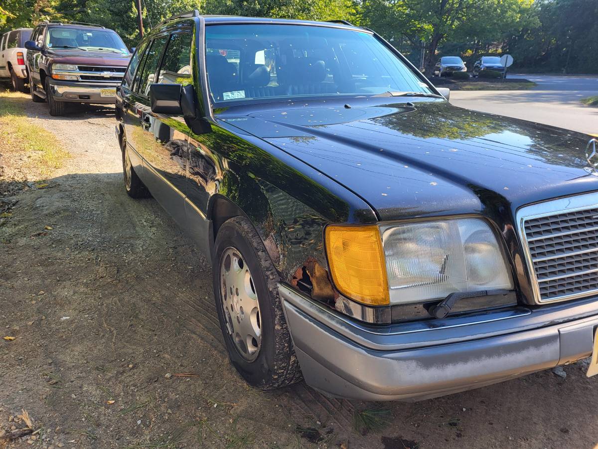 Mercedes-benz-e320-wagon-1995-black-7
