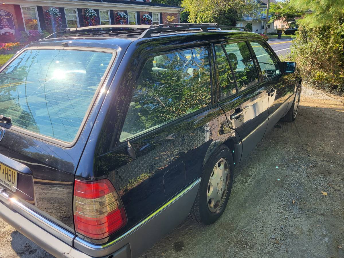 Mercedes-benz-e320-wagon-1995-black-8