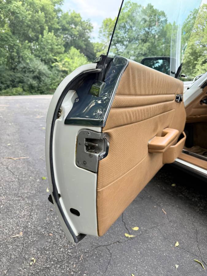 Mercedes-benz-sl380-1984-white-17