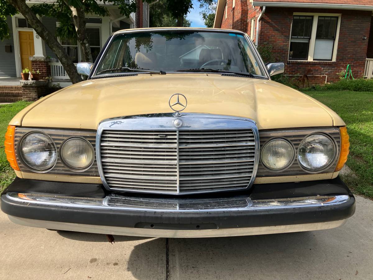 Mercedes-diesel-1980-yellow-1