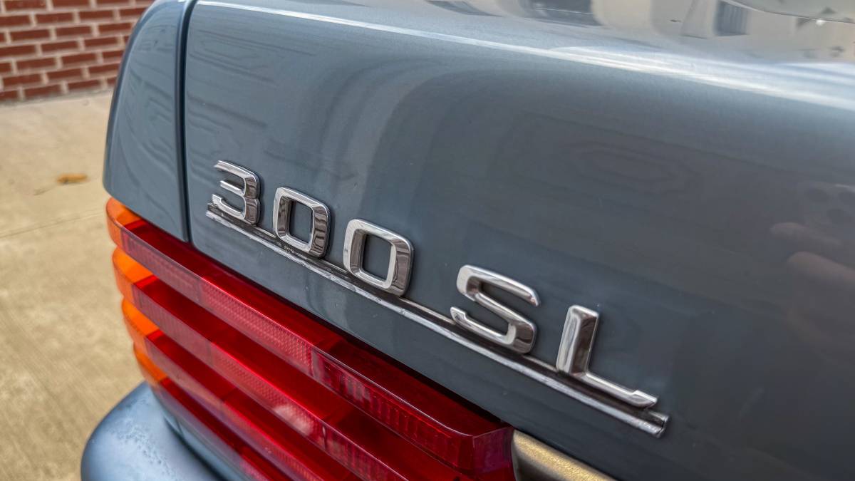 Mercedes-sl300-1990-blue-17