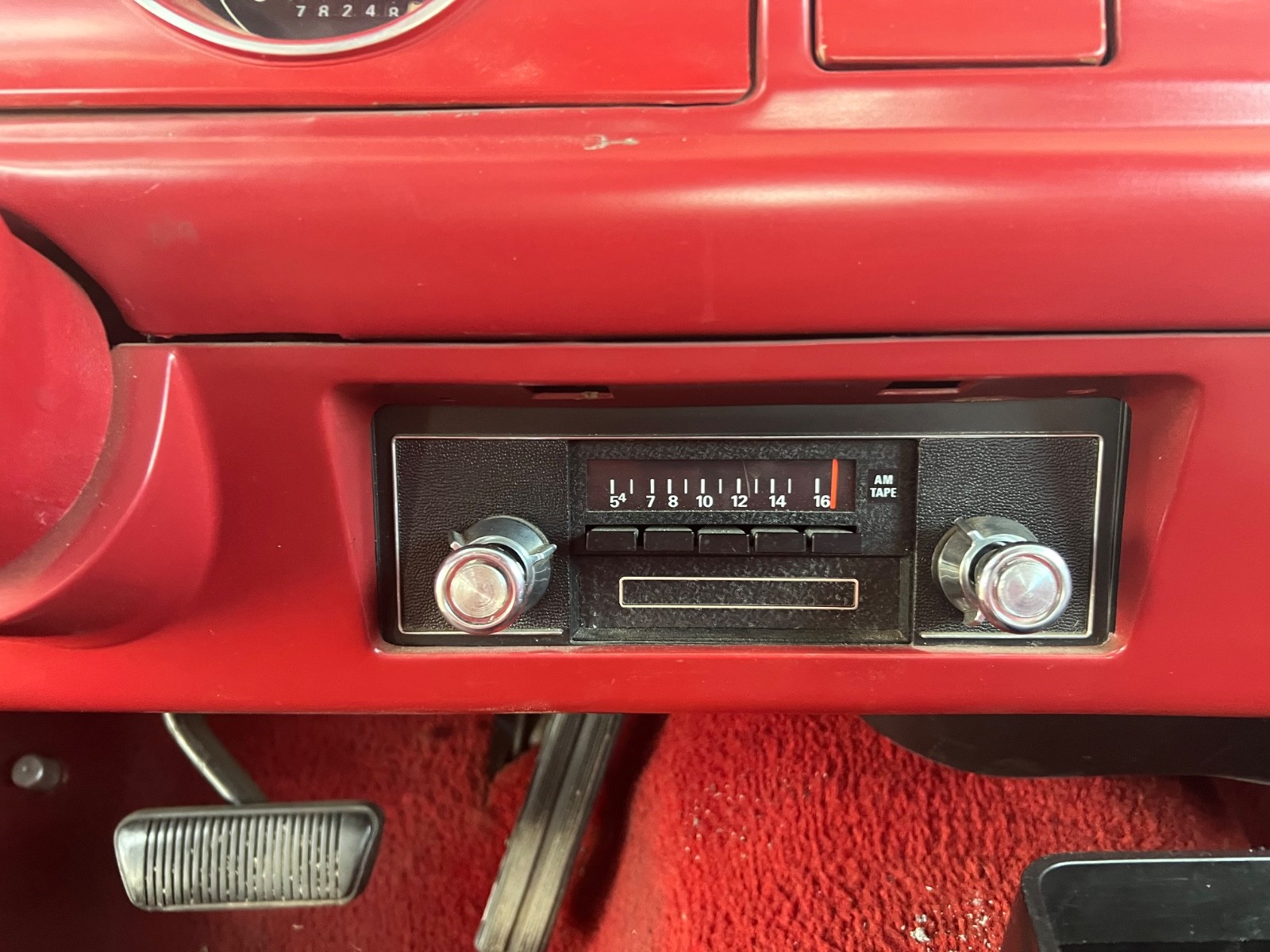 Mercury-Comet-1977-Ford-13
