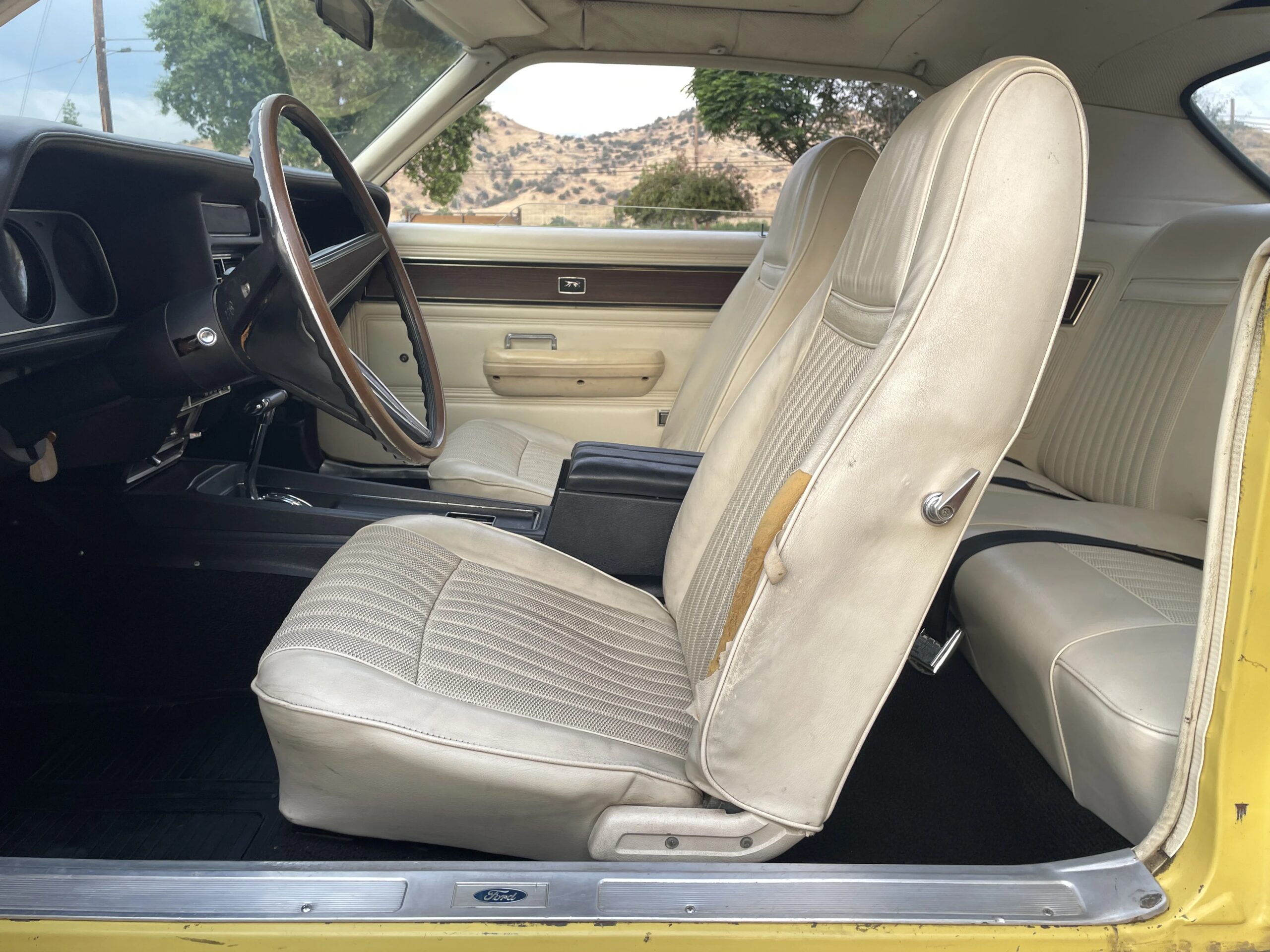 Mercury-Cougar-1969-Yellow-White-31