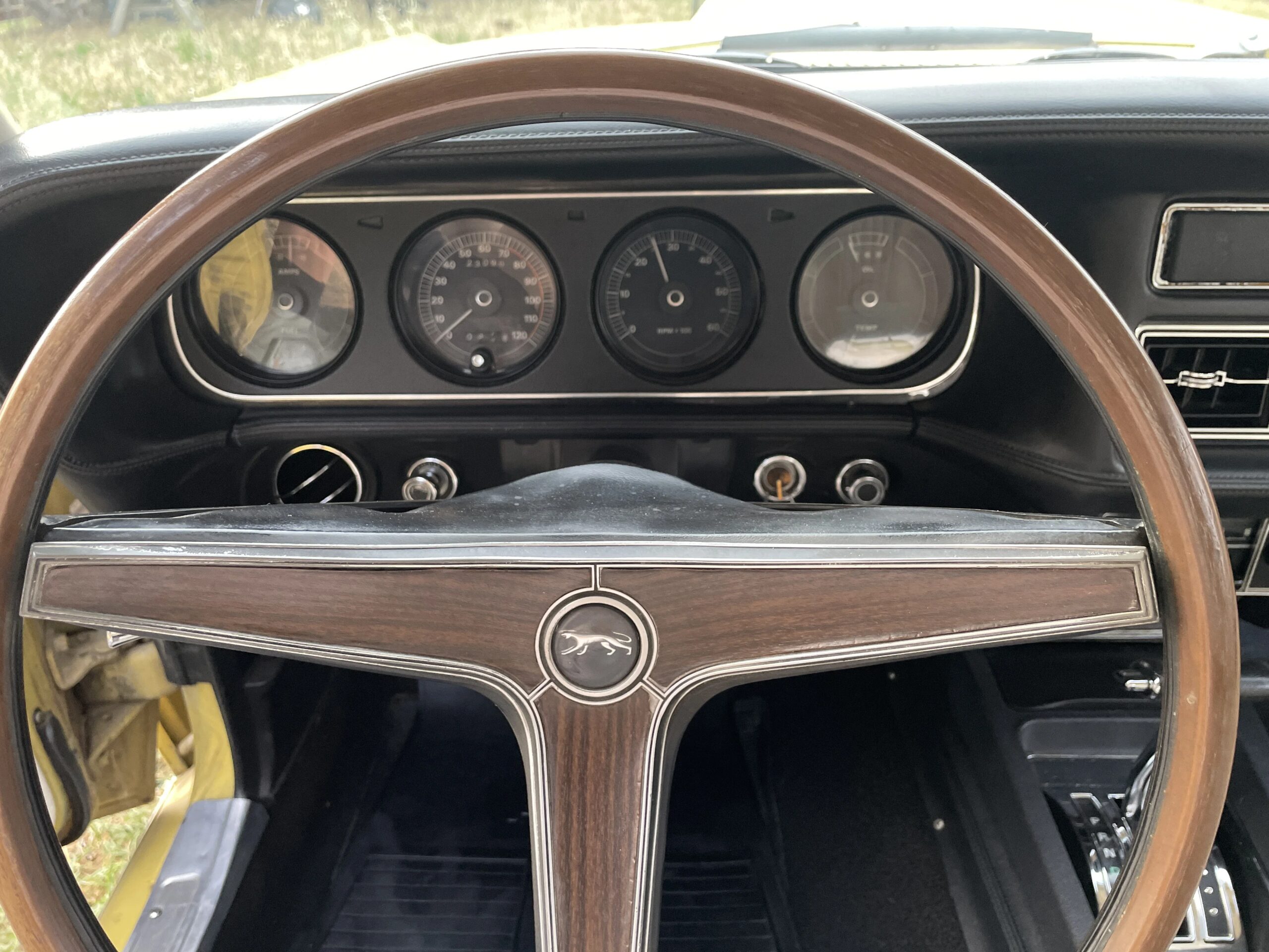 Mercury-Cougar-1969-Yellow-White-38