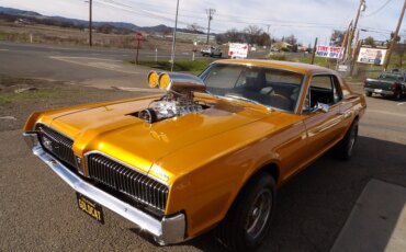 Mercury-Cougar-coupe-1967-Gold-Black-1