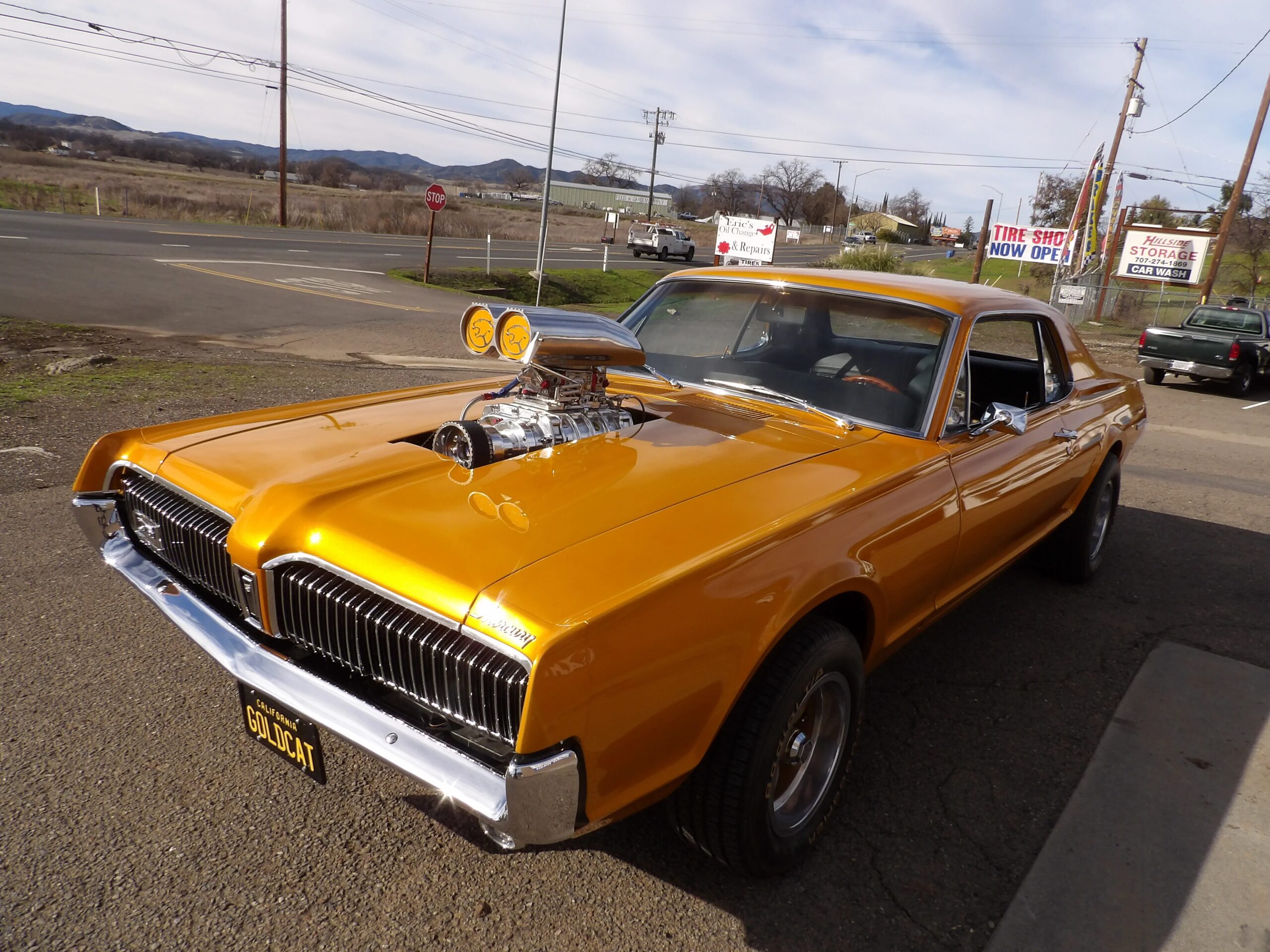 Mercury-Cougar-coupe-1967-Gold-Black-1