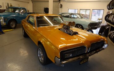 Mercury-Cougar-coupe-1967-Gold-Black-10