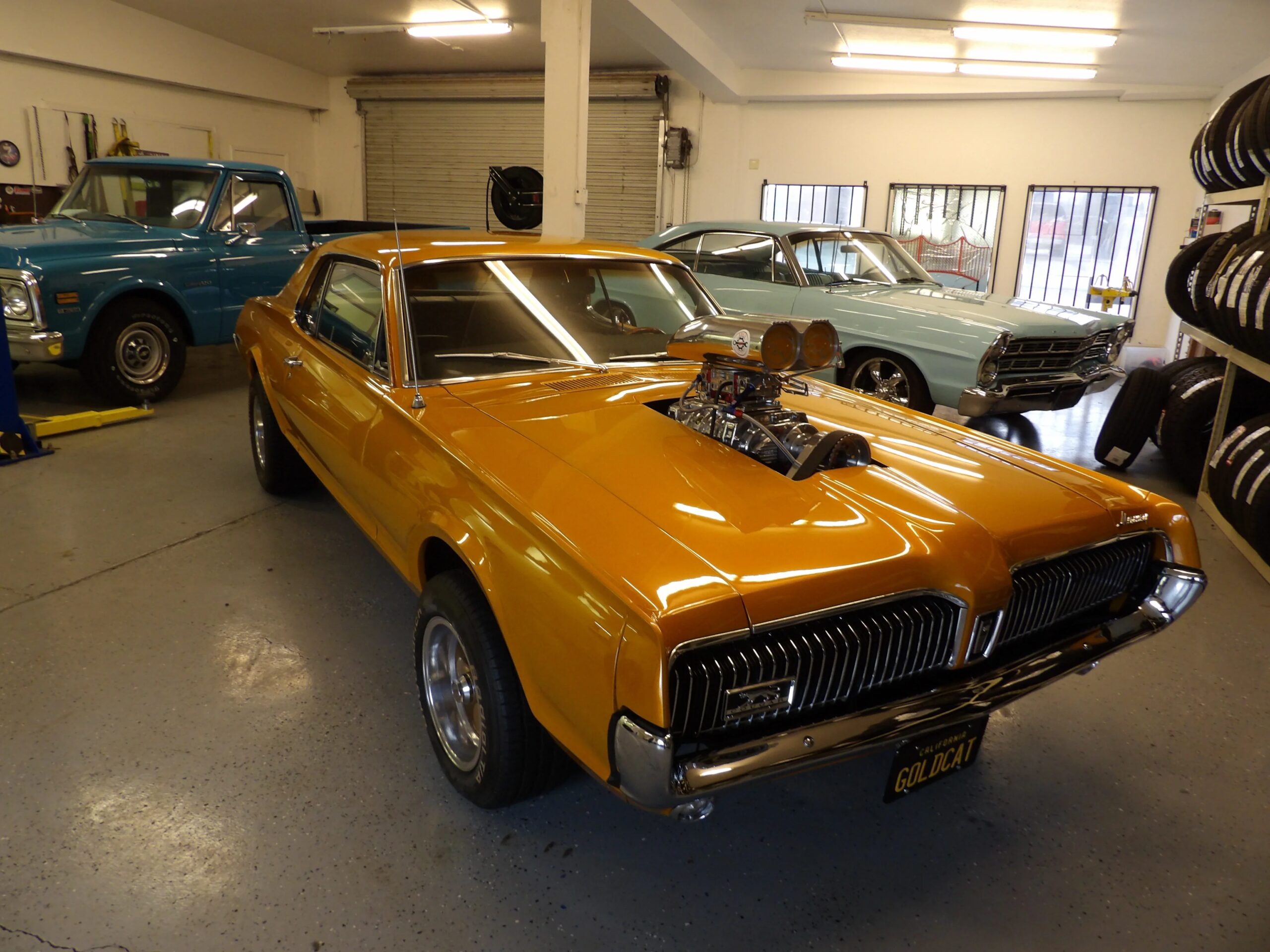 Mercury-Cougar-coupe-1967-Gold-Black-10