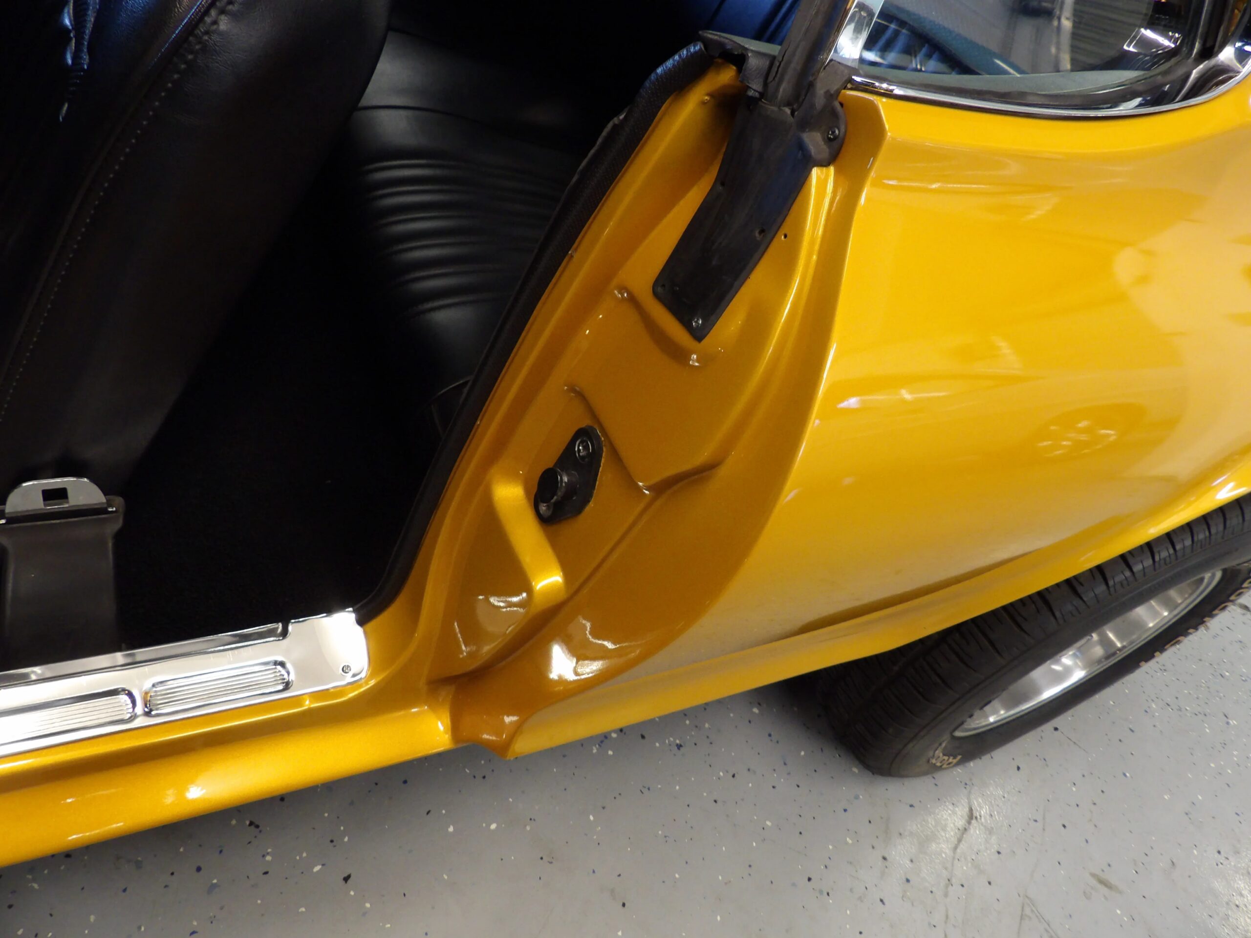Mercury-Cougar-coupe-1967-Gold-Black-11