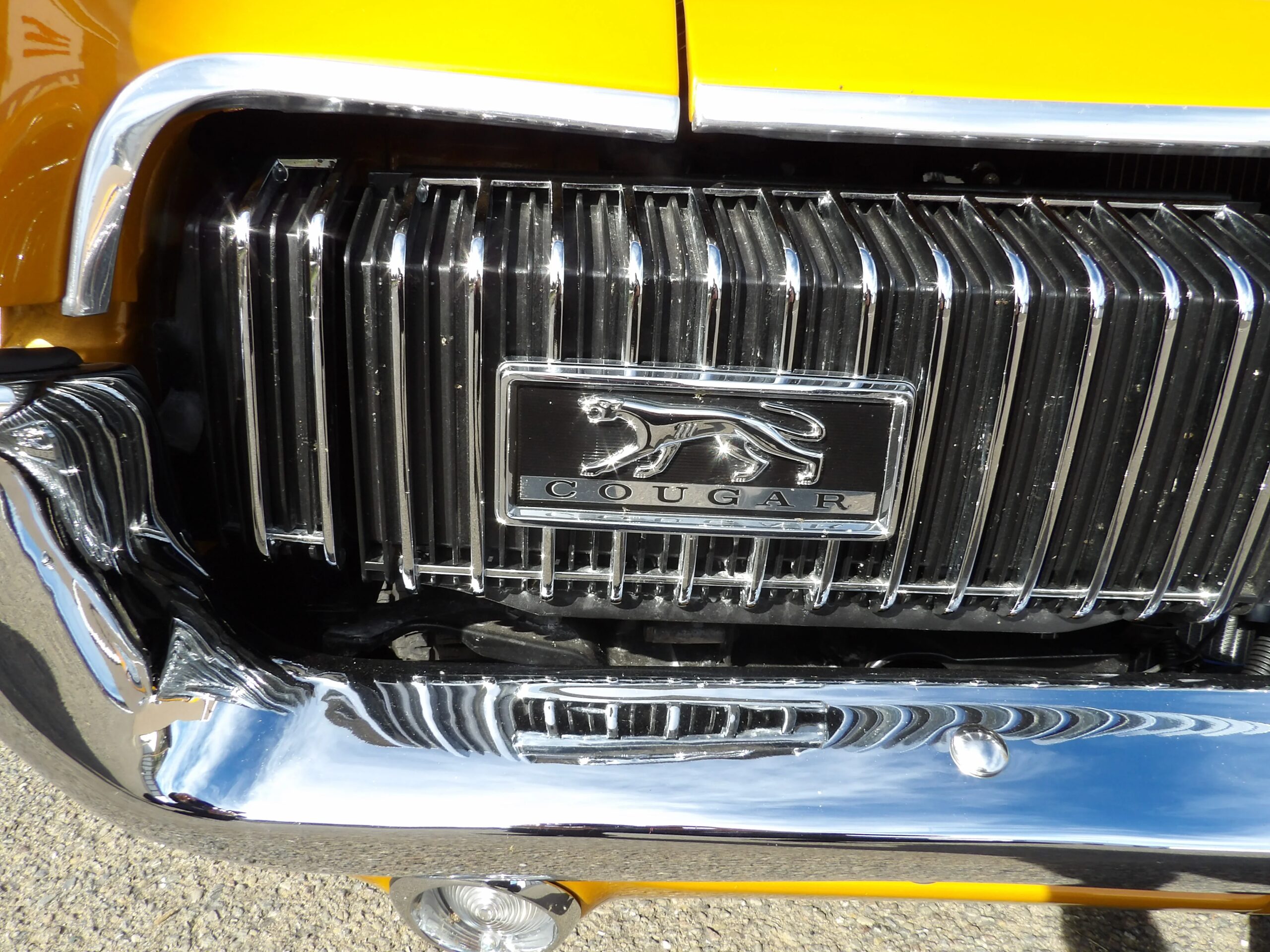 Mercury-Cougar-coupe-1967-Gold-Black-15