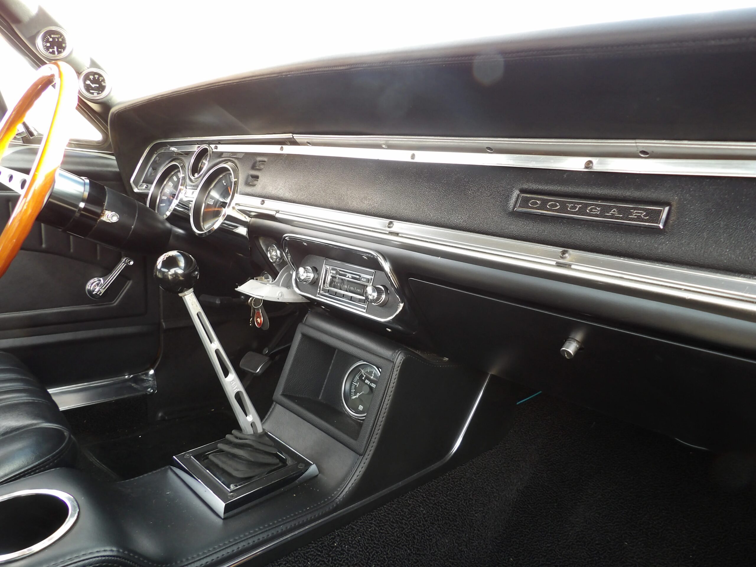 Mercury-Cougar-coupe-1967-Gold-Black-18