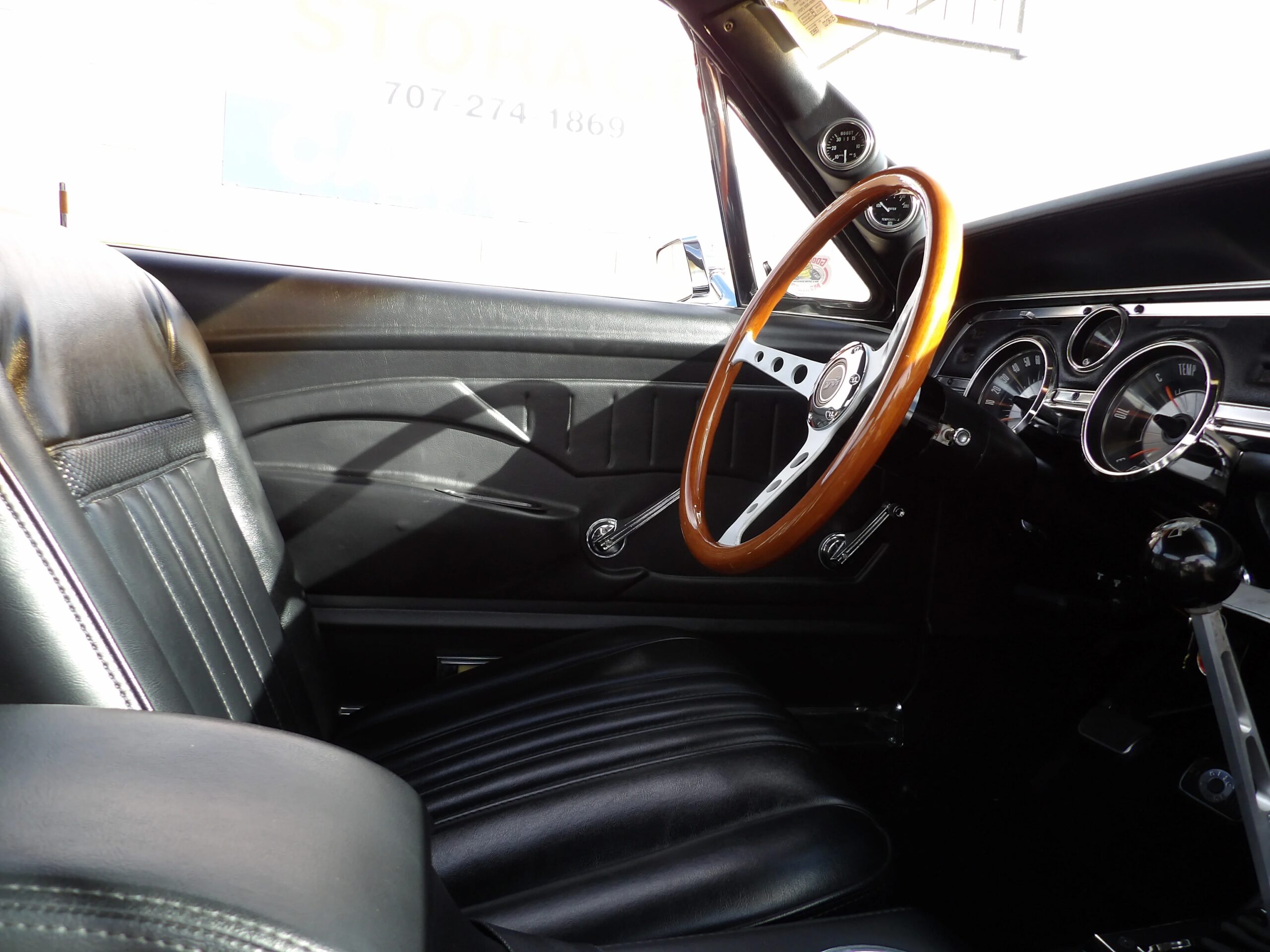 Mercury-Cougar-coupe-1967-Gold-Black-19