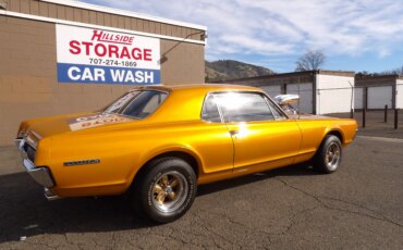 Mercury-Cougar-coupe-1967-Gold-Black-2