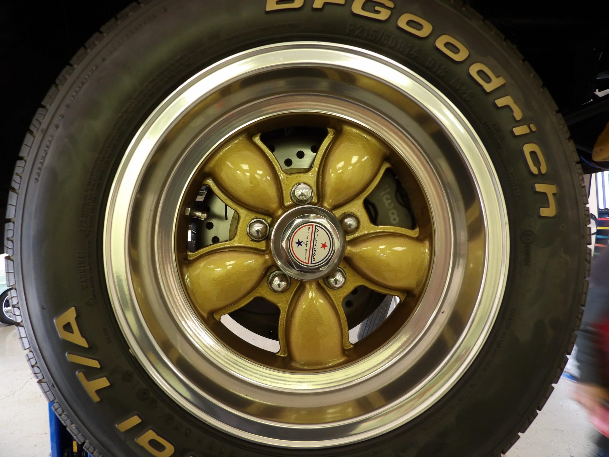 Mercury-Cougar-coupe-1967-Gold-Black-20