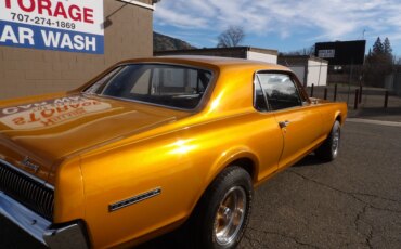 Mercury-Cougar-coupe-1967-Gold-Black-24