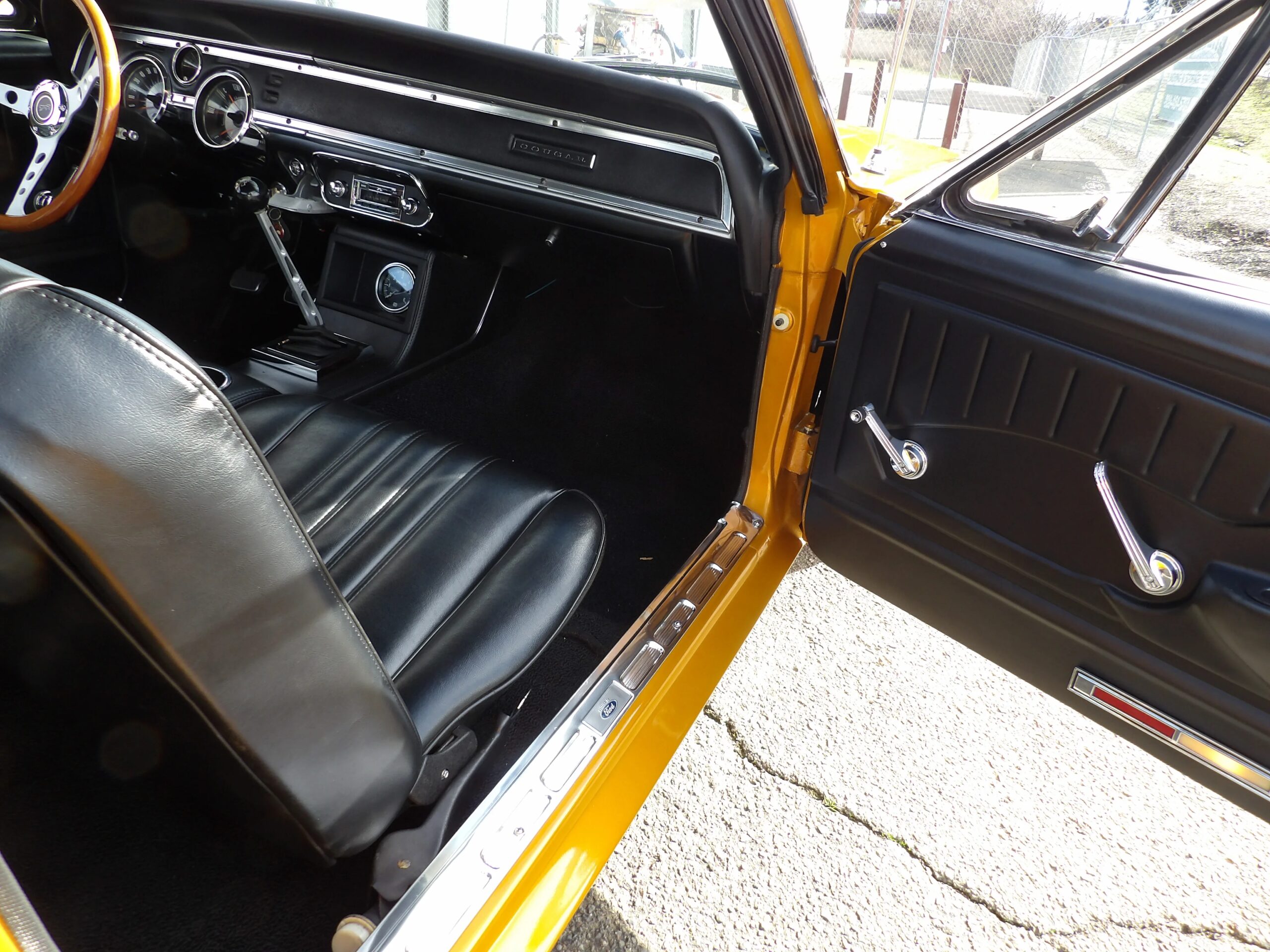 Mercury-Cougar-coupe-1967-Gold-Black-25