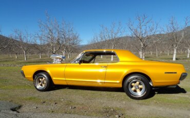 Mercury-Cougar-coupe-1967-Gold-Black