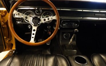 Mercury-Cougar-coupe-1967-Gold-Black-4