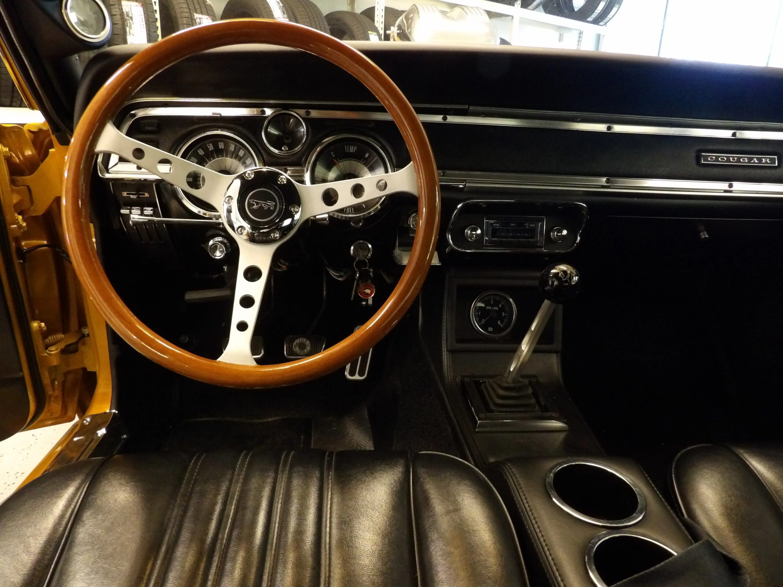 Mercury-Cougar-coupe-1967-Gold-Black-4