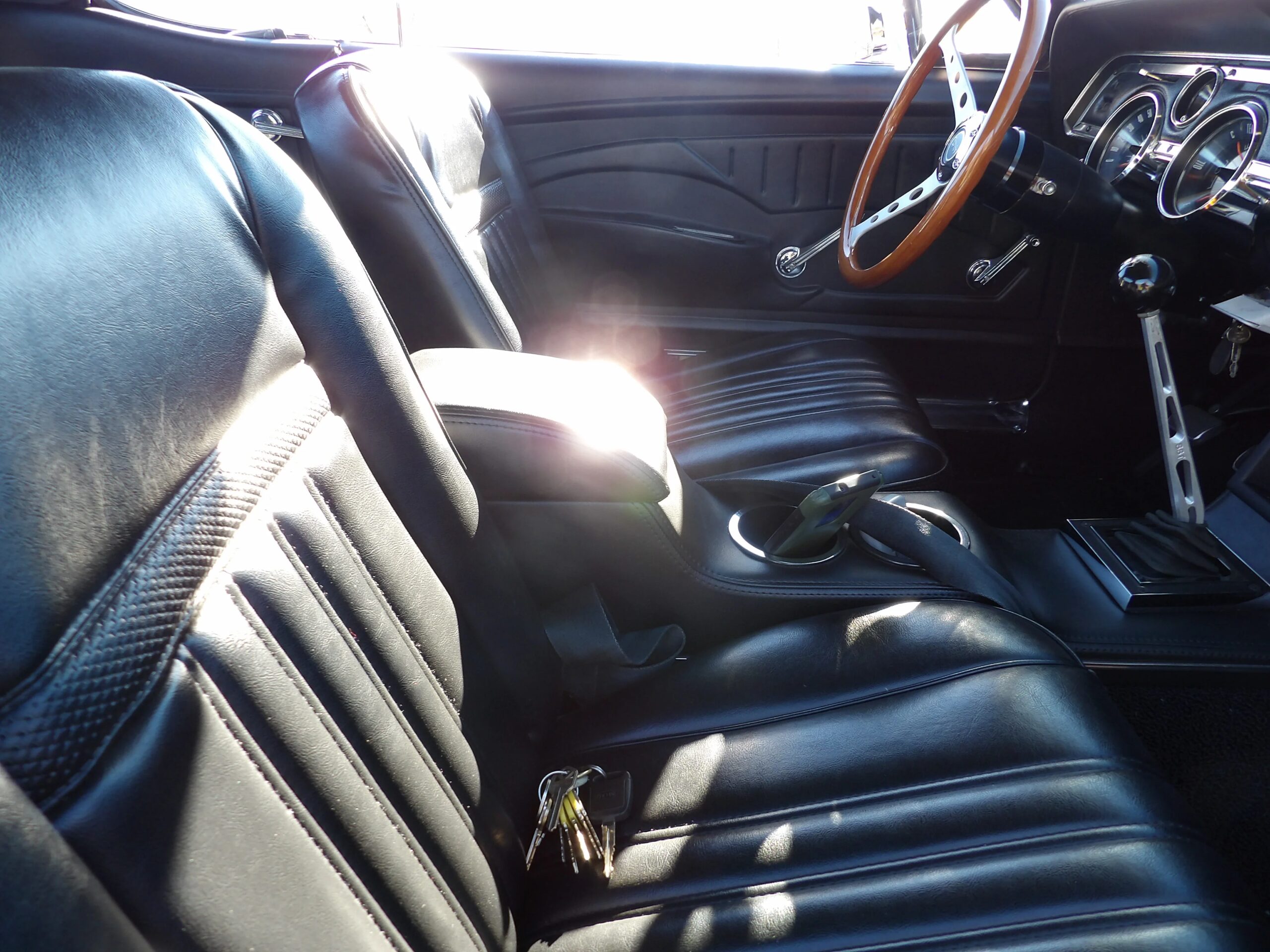 Mercury-Cougar-coupe-1967-Gold-Black-6
