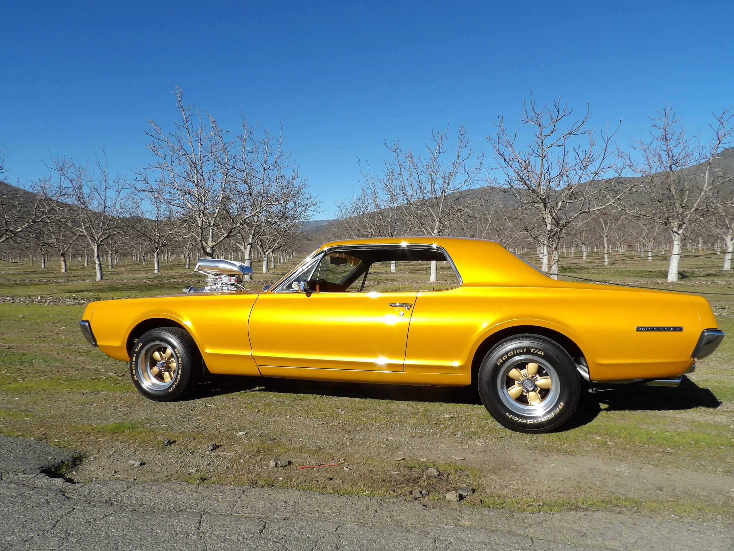 Mercury-Cougar-coupe-1967-Gold-Black