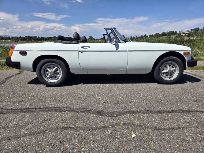 Mg-Mgb-1977-White-Black-13